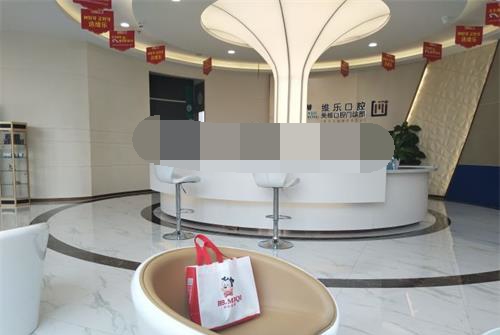 福州维乐口腔接待台大厅