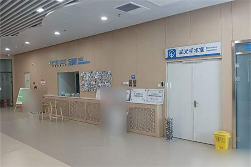 普瑞眼科医院屈光手术室门口环境
