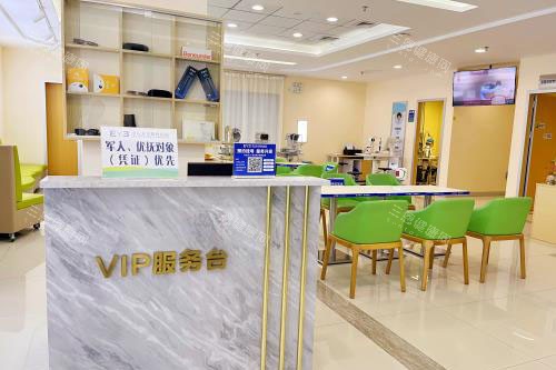肇庆爱尔眼科屈光科室会员接待
