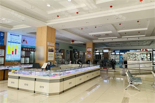 重庆铜梁爱尔眼科医院配镜区 (2)