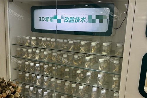 广州广大整形医院展示柜