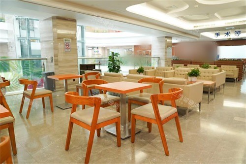 广州爱尔眼科医院候诊区 广州爱尔眼科医院候诊区