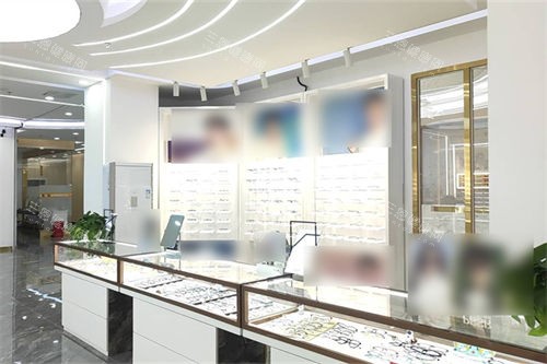 贵阳康视眼科医院配镜区