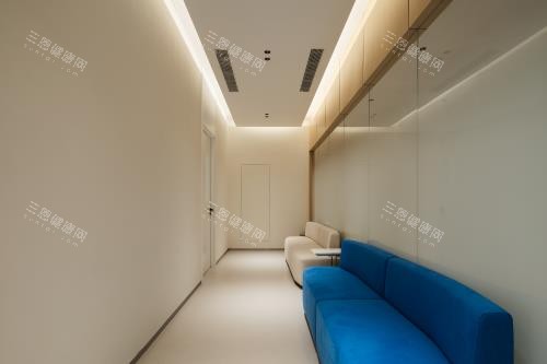 上海艾嘉瞳心眼科门诊沙发休息区