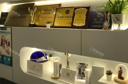 成都丝恒植发荣誉墙示意图