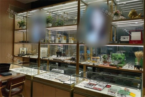 抚顺爱尔眼科医院1楼镜展区环境图