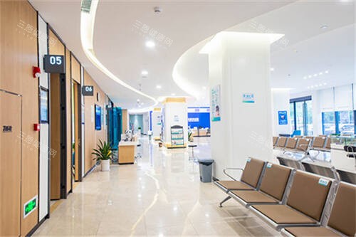 深圳深东爱尔眼科一楼视光科候诊区环境