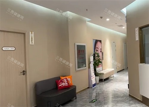 武汉光泽皇后医疗美容医院走廊环境
