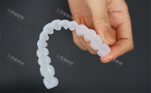 白色保持器