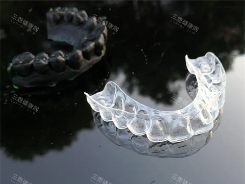 牙齿矫正透明保持器实物展示图