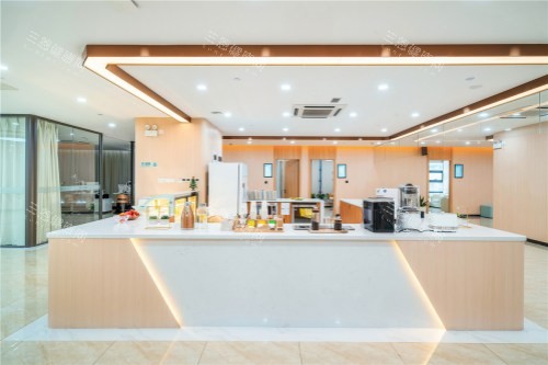 杭州茗视佳眼科做近视价格：全飞秒16800元起，半飞秒15800元起，晶体植入27988元起！
