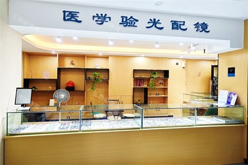 长春恒达眼科医院做视网膜色素变牲手术多少钱？单眼2.6万起，院内彭秀芹医生技术团队经验足！