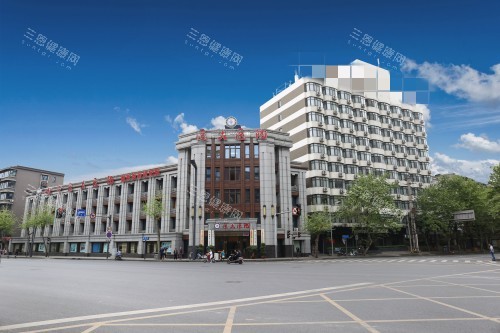 成都医大口腔医院收费贵不贵？价格不高！矫正5800+种牙1580+牙冠580+洗牙90+