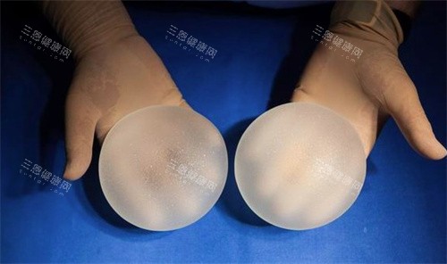 隆胸的硅胶假体