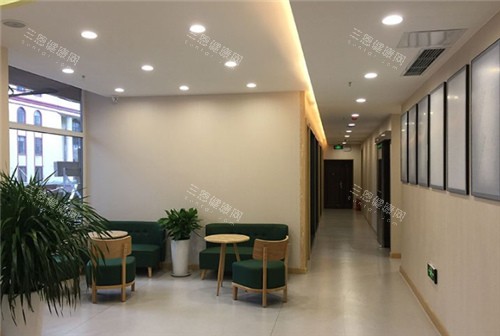 大连齿医生口腔等候区一角