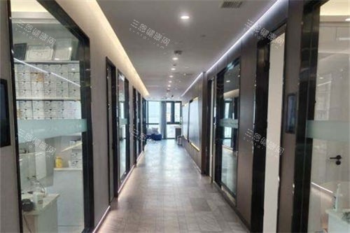 青岛优诺口腔市北总院诊疗区走廊