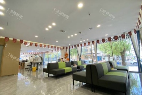 大连华厦眼科医院候诊区