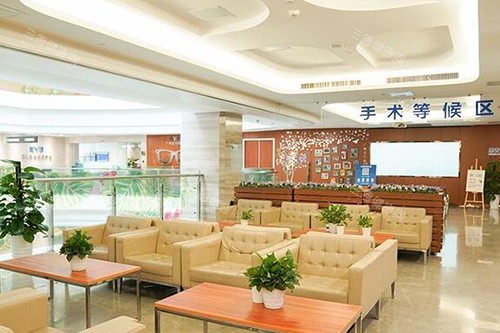 广州爱尔眼科医院手术等候区图片