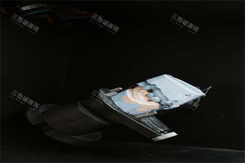 牙齿正在制作的过程