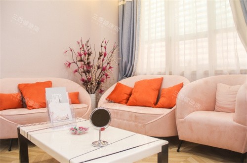 郑州东方整形美容医院二楼休闲区