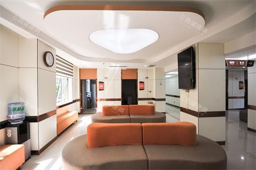 济南华厦眼科大厅休息区环境