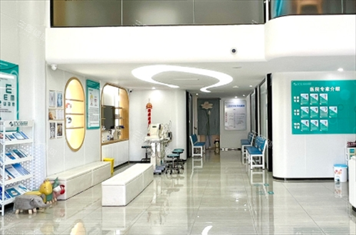 海口国爱近视医院验光区一角