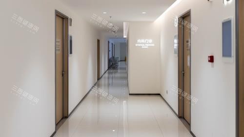 重庆爱尔眼科医院走廊环境