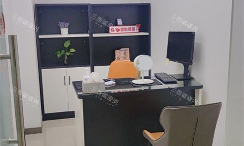 潍坊坤娜医疗美容诊室门口