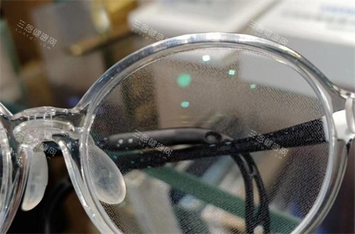 尼康控优点镜片发大看的样子