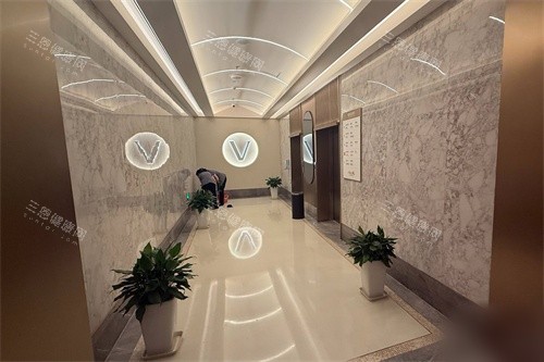 新疆威兹曼整形外科医院电梯口环境