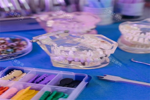 牙齿正畸宣传图