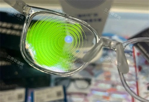 依视路星趣控镜片 依视路星趣控镜片