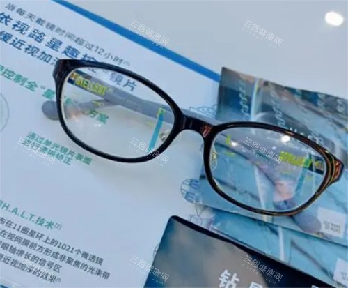 依视路星趣控镜片的样子图片 依视路星趣控镜片的样子图片