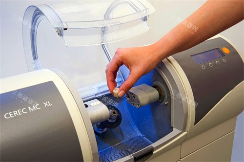 西诺德瓷块准备制作全瓷牙