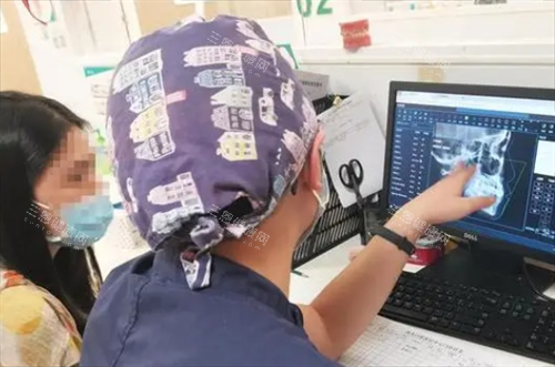 隐形矫正过程医生讲解牙齿情况