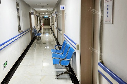 平顶山眼科医院候诊区 平顶山眼科医院候诊区