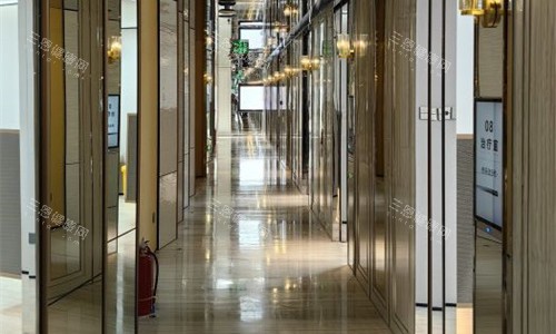 北京画美医院走廊诊室图