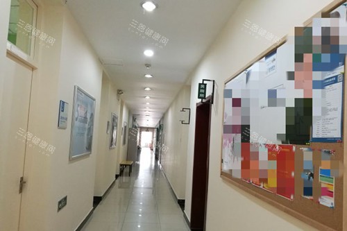 北京华德眼科内部过道环境 北京华德眼科内部过道环境
