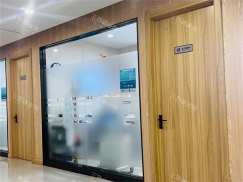 大连齿医生口腔门诊诊疗室门口