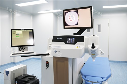 LenSx飞秒激光白内障手术设备