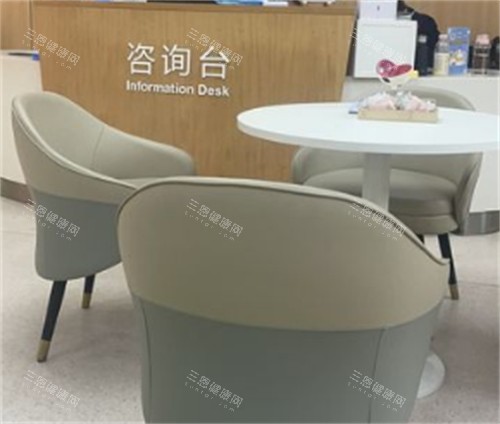 常州泽明眼科导医台环境图 常州泽明眼科导医台环境图