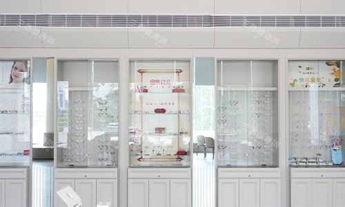 深圳普瑞眼科配镜框架展示区 深圳普瑞眼科配镜框架展示区