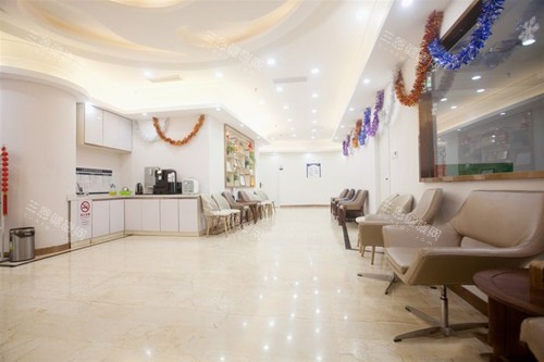 上海松丰齿科正规吗？资质硬实力强！种植/矫正双特色，消毒严格，虹口区患者认可度高！