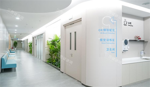 深圳普瑞眼科星耀店走廊