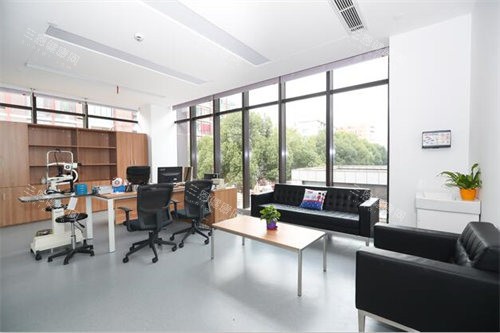 上海普瑞眼科医院医生诊室