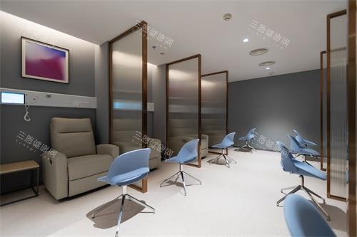 重庆爱尔眼科会员休息区环境