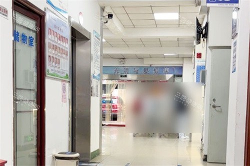 南平华厦眼科医院走廊环境