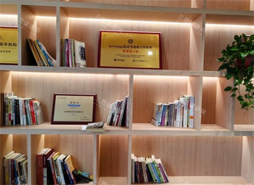 济南弗莱堡口腔荣誉墙环境图 济南弗莱堡口腔荣誉墙环境图