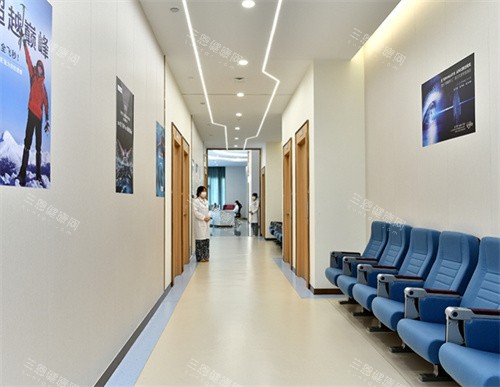 东莞视峰眼科走廊休息处