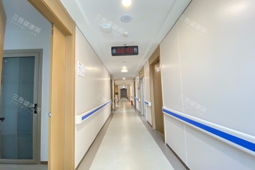 大连华厦眼科医院走廊图
